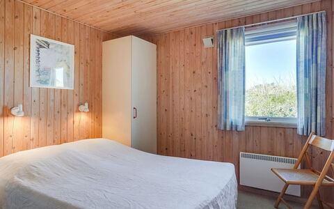 Kirsten - 800M from the Sea: Madera, Habitación, Cama, Sábana, Lecho, Marco De La Cama, Techo, Suelo, Madera Dura, Casa