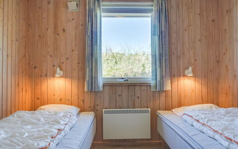 Kirsten - 800M from the Sea: Madera, Habitación, Cama, Suelo, Sábana, Lecho, Marco De La Cama, Techo, Madera Dura, Manchas De Madera