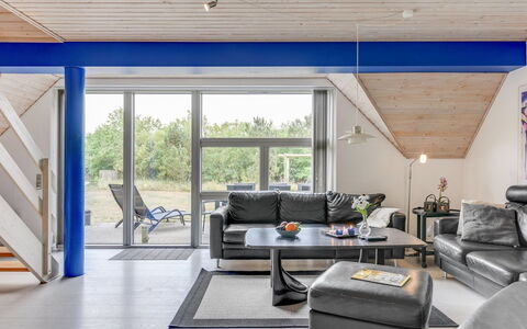 Tabithe - 2.2Km from the Sea: Mueble, Diseño De Interiores, Silla, Piso, Mesa, Recurso, Suelo, Techo, Habitación, Eco Hotel