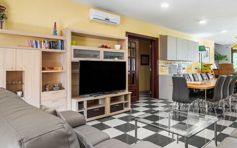 El Balcon: Mueble, Sofá, Electrodoméstico, Sala, Diseño De Interiores, Piso, Estante, Suelo, Madera
