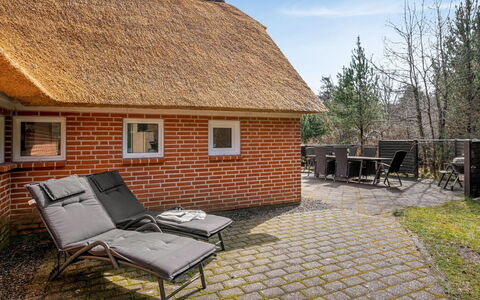 Hunno - 3Km from the Sea: Mueble, Madera, Diseño De Interiores, Piso, Suelo, Silla, Habitación, Techo, Sala, Departamento