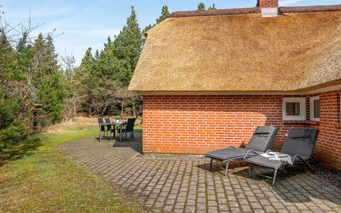 Hunno - 3Km from the Sea: Mueble, Madera, Diseño De Interiores, Piso, Suelo, Silla, Habitación, Techo, Sala, Departamento
