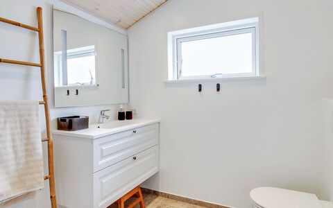 Aleko - 2.5Km from the Sea: Piso, Suelo, Madera, Arreglo De Tubería, Diseño De Interiores, Mueble De Baño, Grifo, Plomería, Lavabo, Baño