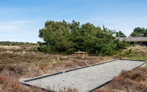 Thrugils - 500M from the Sea: Mueble, Diseño De Interiores, Piso, Madera, Suelo, Techo, Suelos De Madera, Silla, Mesa, Encendiendo