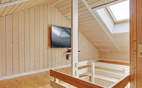 Munder - 1.2Km to the Fjord: Mueble, Diseño De Interiores, Piso, Madera, Suelo, Techo, Suelos De Madera, Silla, Mesa, Encendiendo