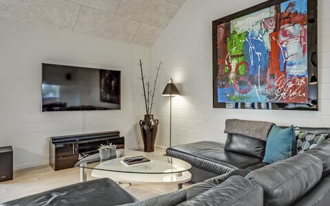 Jonne - 200M to the Fjord: Mueble, Diseño De Interiores, Sofá, Pared, Piso, Sala, Techo, Suelo, Casa, Habitación