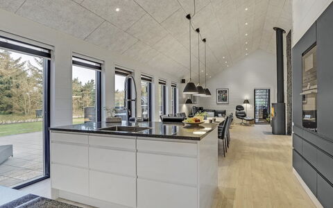 Jonne - 200M to the Fjord: Madera, Techo, Piso, Diseño De Interiores, Suelo, Cocina, Mostrador, Lámpara, Loseta, Material Natural