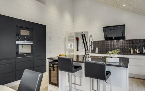 Jonne - 200M to the Fjord: Piso, Diseño De Interiores, Madera, Techo, Suelo, Mueble, Cocina, Lámpara, Mostrador, Suelos De Madera