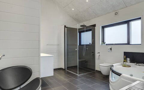 Jonne - 200M to the Fjord: Piso, Arreglo De Tubería, Diseño De Interiores, Techo, Suelo, Baño, Lavabo, Grifo, Plomería, Lámpara