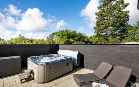 Tinella - 250M to the Fjord: Material Compuesto, Piscina, Bañera, Mueble Para Exteriores, Jacuzzi, Arreglo De Tubería, Silla, Sombra, Diseño