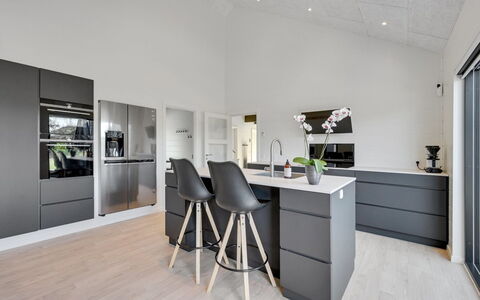 Tinella - 250M to the Fjord: Piso, Diseño De Interiores, Cocina, Suelo, Mueble, Mostrador, Techo, Gabinetes, Suelos De Madera, Electrodoméstico