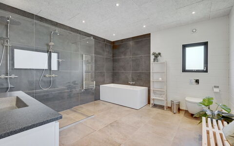 Tinella - 250M to the Fjord: Piso, Suelo, Techo, Diseño De Interiores, Arreglo De Tubería, Loseta, Habitación, Lámpara, Baño