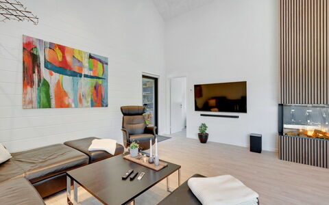 Tinella - 250M to the Fjord: Mueble, Diseño De Interiores, Piso, Sofá, Suelo, Pared, Sala, Techo, Madera, Habitación