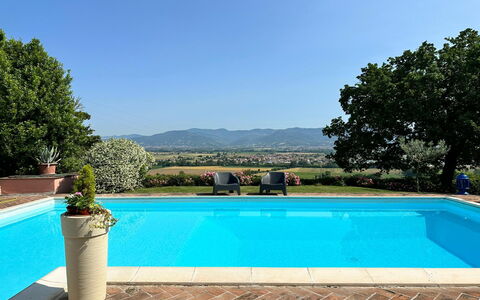 Villa Carsuga: Agua, Planta, Propiedad, Cielo, Piscina, Azul, Azur, Botánica, Árbol, Maceta