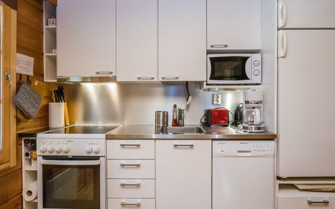 Metsänpirtti 4: Aparato De Cocina, Cocina, Mostrador, Electrodoméstico, Gabinetes, Electrodoméstico, Estufa De Cocina, Refrigerador, Mueble, Madera