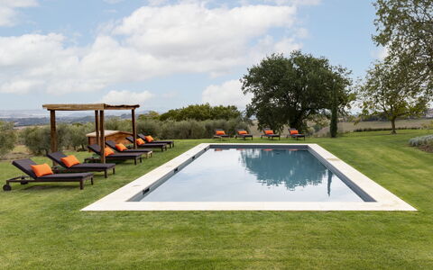 Villa Della Regina: Cielo, Agua, Nube, Planta, Piscina, Sombra, Árbol, El Terreno Del Lote, Rectángulo, Mueble Para Exteriores