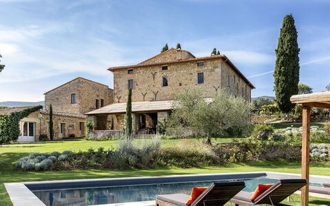 Villa Della Regina: Cielo, Planta, Nube, Propiedad, Edificio, Ventana, Agua, El Terreno Del Lote, Árbol, Casa