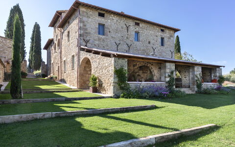Villa Della Regina: Cielo, Planta, Edificio, Ventana, Árbol, Hierba, Cabaña, Casa, Bienes Raíces, Fachada