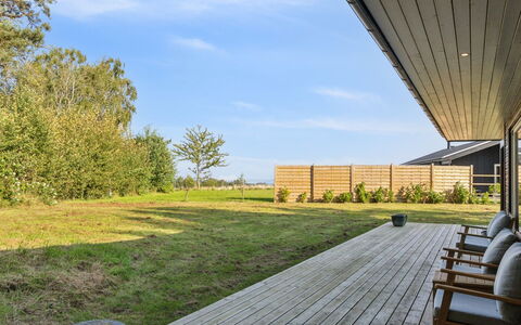 Uma - 1.5Km from the Sea: Techo, Casa, Puerta, Cabaña, Sombra, Vía Muerta, Yarda, Inmuebles, Patio Interior