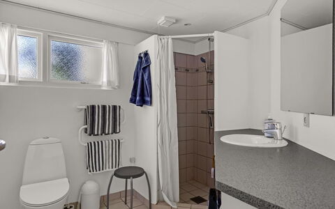 Thara - 100M from the Sea: Arreglo De Tubería, Piso, Suelo, Diseño De Interiores, Lavabo, Baño, Plomería, Baño, Asiento Del Baño, Material Compuesto