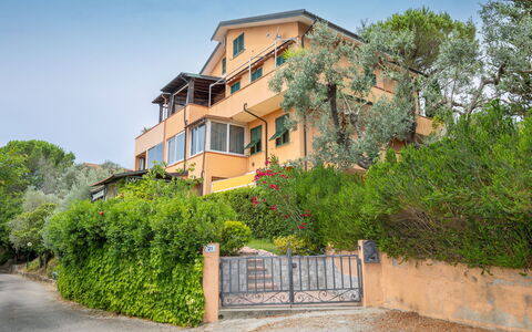 Montescudaio 300: Mueble, Cocina Y Comedor Mesa, Silla, Suelo, Mar, Balcón, Oceano, Recurso, Eco Hotel, Comedor