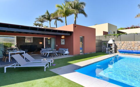 P19: Cielo, Planta, Propiedad, Piscina, Agua, Edificio, Sombra, Árbol, Hierba, Mueble Para Exteriores