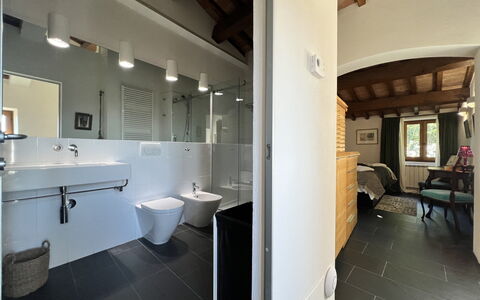 The Architects House: Espejo, Grifo, Lavabo, Arreglo De Tubería, Lavabo Del Baño, Baño, Encendiendo, Diseño De Interiores, Piso, Ventana