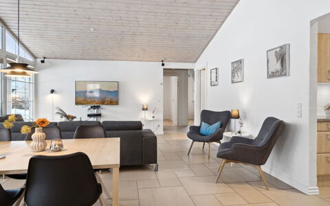 Erene - 850M from the Sea: Techo, Piso, Diseño De Interiores, Suelo, Material Compuesto, Mueble, Recurso, Hotel, Diseño, La Luz Del Día