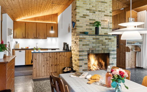 Fulla - 650M from the Sea: Madera, Mueble, Techo, Diseño De Interiores, Cocina, Lámpara, Casa, Silla, Ladrillo, Mostrador