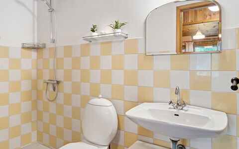 Fulla - 650M from the Sea: Baño, Asiento Del Baño, Arreglo De Tubería, Baño, Piso, Diseño De Interiores, Suelo, Lavabo Del Baño, Lavabo, Plomería