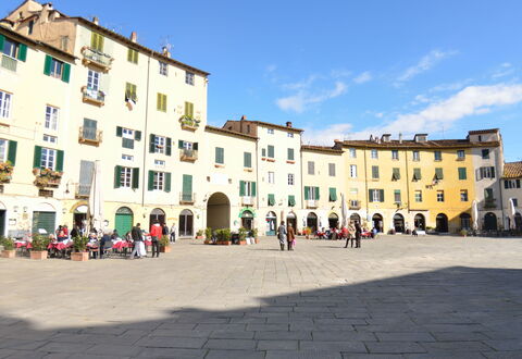 Casa Toto: Plaza De La Ciudad, By, Ciudad, Espacio Publico, Asentamientos Humanos, Barrio, Edificio, Plaza, Uso Mixto, Diseño Urbano