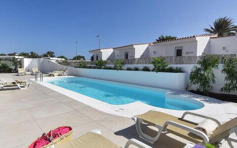 Velsuites 4: Cielo, Propiedad, Planta, Agua, Piscina, Edificio, Mueble Para Exteriores, Sombra, Árbol, Sunlounger