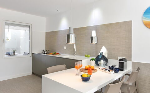 Velsuites 4: Mesa, Mueble, Gabinetes, Vajilla, Naranja, Encendiendo, Diseño De Interiores, Cocina, Edificio, Madera