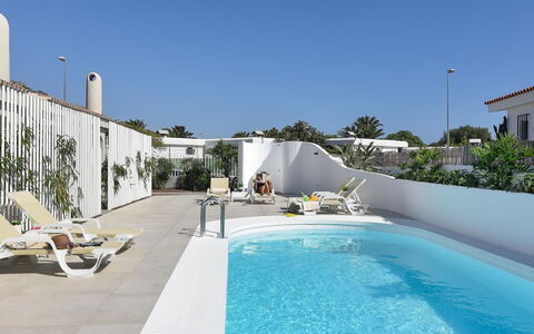 Velsuites 4: Agua, Cielo, Propiedad, Piscina, Planta, Edificio, Azur, Sombra, Mueble Para Exteriores, Ocio