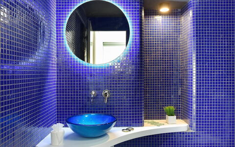 Velsuites 4: Espejo, Propiedad, Grifo, Arreglo De Tubería, Azul, Púrpura, Lavabo, Ligero, Azur, Baño