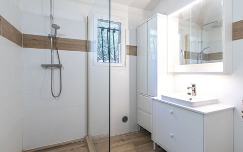 Villa Romana: Piso, Diseño De Interiores, Suelo, Arreglo De Tubería, Baño, Mueble De Baño, Techo, Plomería, Gabinetes, Loseta