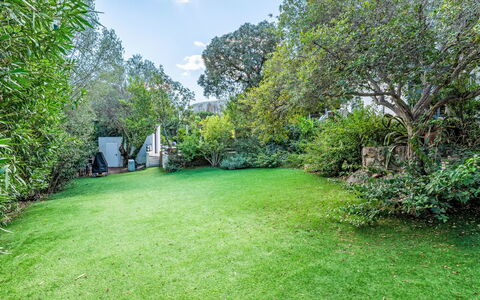 Villa Romana: Arbusto, Jardín, Césped, El Terreno Del Lote, Cobertura Del Suelo, Sombra, Primavera, Patio Interior, Luz De Sol