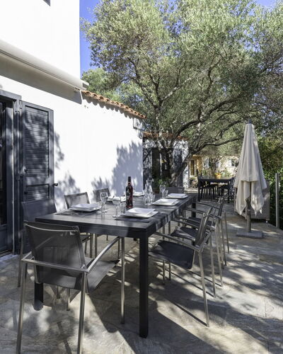 Villa Romana: Agua, Cielo, Nube, Propiedad, Piscina, Balneario, Azur, Azul, Edificio, Mueble Para Exteriores