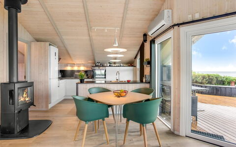 Holmwith - 50M from the Sea: Techo, Piso, Diseño De Interiores, Suelo, Material Compuesto, Mueble, Recurso, Hotel, Diseño, La Luz Del Día