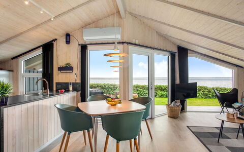 Holmwith - 50M from the Sea: Techo, Piso, Diseño De Interiores, Suelo, Material Compuesto, Mueble, Recurso, Hotel, Diseño, La Luz Del Día