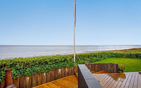 Holmwith - 50M from the Sea: Techo, Piso, Diseño De Interiores, Suelo, Material Compuesto, Mueble, Recurso, Hotel, Diseño, La Luz Del Día