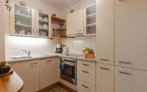 Smilla: Mostrador, Gabinetes, Fregadero, Lavabo, Grifo, Aparato De Cocina, Edificio, Estufa De Cocina, Cajón, Diseño De Interiores