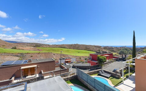Vista Golf 5: Mesa, Mueble, Propiedad, Planta, Edificio, Ventana, Silla, Cielo, Azur, Diseño De Interiores
