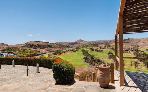 Vista Golf 5: Mesa, Mueble, Propiedad, Planta, Edificio, Ventana, Silla, Cielo, Azur, Diseño De Interiores