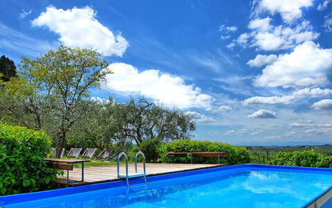 Maggiano: Agua, Nube, Cielo, Planta, Azul, Piscina, Azur, Árbol, Sombra, Paisaje Natural