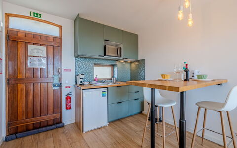 La Perle D'Albufeira: Mueble, Diseño De Interiores, Piso, Madera, Suelo, Cocina, Mostrador, Techo, Gabinetes, Habitación