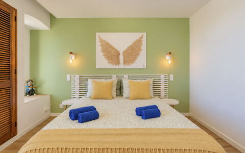 La Perle D'Albufeira: Mueble, Diseño De Interiores, Cama, Habitación, Pared, Suelo, Madera, Piso, Techo, Lecho