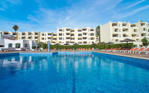 La Perle D'Albufeira: Agua, Edificio, Propiedad, Cielo, Planta, Árbol, Ventana, Ocio, Diseño Urbano, Piscina