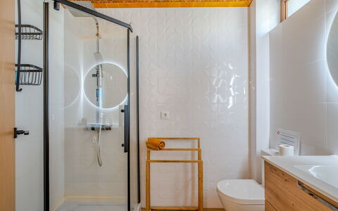 La Perle D'Albufeira: Pared, Arreglo De Tubería, Diseño De Interiores, Piso, Baño, Encendiendo, Plomería, Techo, Suelo, Grifo