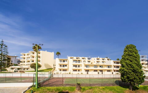 La Perle D'Albufeira: Agua, Edificio, Propiedad, Cielo, Planta, Árbol, Ventana, Ocio, Diseño Urbano, Piscina